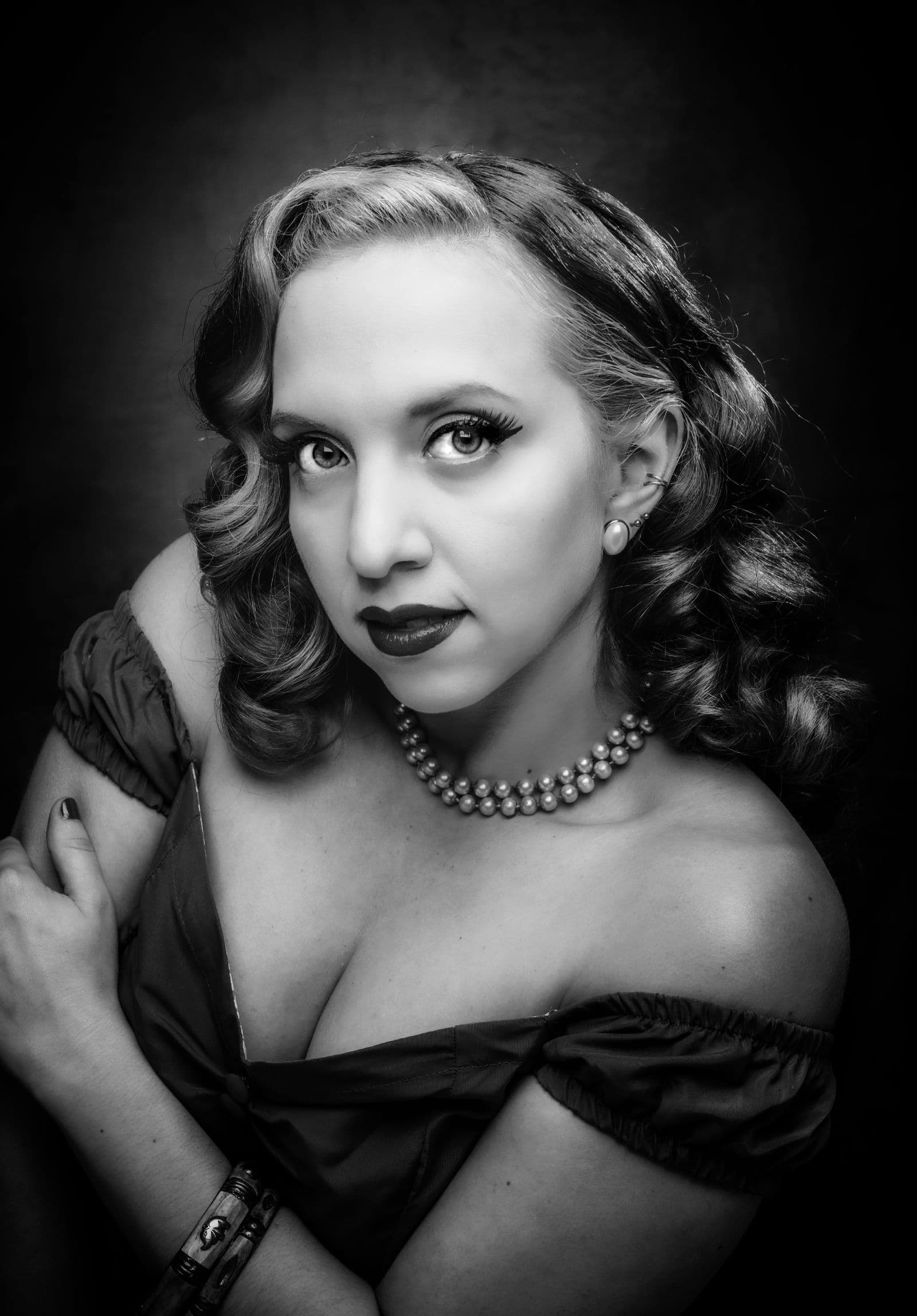Classic black-and-white portrait with pearls in Hollywood style